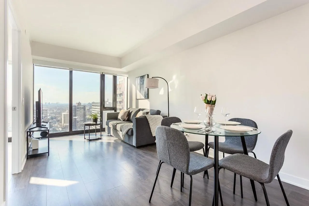 Traveller Home In Centre Toronto