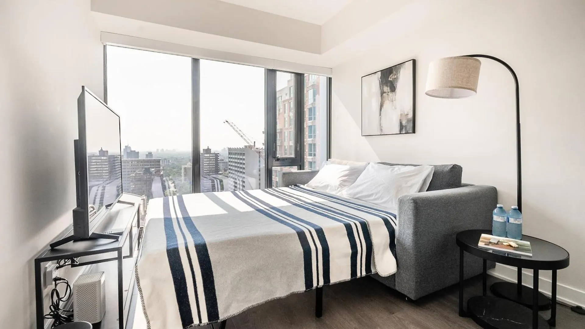 Traveller Home In Centre Toronto