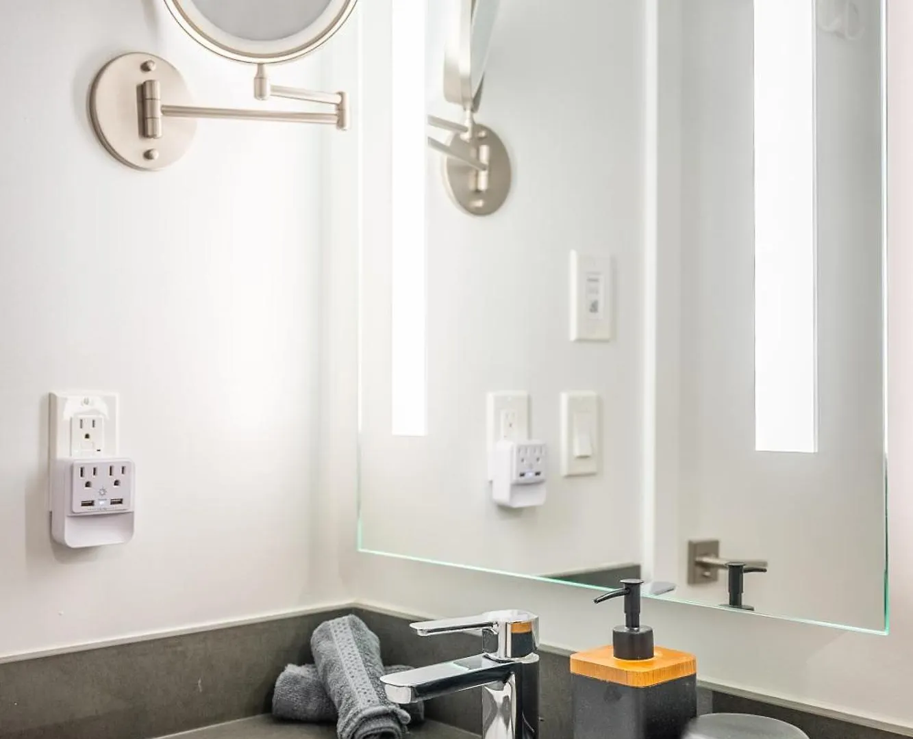 Traveller Home In Centre Toronto